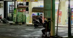 Potret juru parkir ilegal yang sedang menjaga lahan minimarket di daerah Pasar Kordon (1/12/2025). (Sumber: dokumentasi pribadi | Foto: Nurmeila Elfreda.)