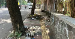 Kondisi trotoar di kawasan Jalan Buah Batu terlihat akar pohon dan tumpukan sampah yang  menghalangi  akses pejalan kaki, Jumat (05 November 2025). (Sumber: Dok.Pribadi)