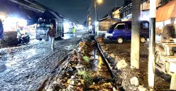 Pasar Induk Caringin mengalami penumpukan sampah pada area saluran air yang berlokasi di Jln. Soekarno-Hatta, Kec. Babakan Ciparay, Kota Bandung, pada awal Desember 2025 (Foto : Ratu Ghurofiljp)