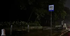 Kondisi halte yang basah dan minim pencahayaan pada malam hari di Halte Tegalgea, Jl. Moch. Toha, Kec. Regol, Kota Bandung. (Sumber: Dokumentasi Penulis | Foto: Tsaqifa Dhiyaul Hawa)