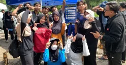 Mahasiswa Universitas Sunan Gunung Djati Bandung anggota Komunitas River Cleanup. (Foto: Rizki Hidayat)