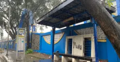 Halte Cicaheum, Kota Bandung, yang sudah mulai usang dan banyak tumpukan sampah di belakang bangku, (3/12/25). (Sumber: AyoBandung.id | Foto: Putriana Basar)