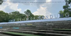 Area tribun Taman Tegalega terlihat sunyi pada Jumat, 5 Desember 2025, berlokasi di Jalan Otto Iskandardinata, Kelurahan Ciateul, Kecamatan Regol, Kota Bandung, Jawa Barat. (Sumber: Dokumentasi Penulis | Foto: Ruth Sestovia Purba)