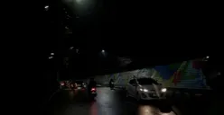 Suasana Babakan Siliwangi saat malam hari (4/12/2025) dengan jalanan gelap, mural warna-warni, dan arus kendaraan yang tak pernah sepi. (Sumber: Bunga Citra Kemalasari)