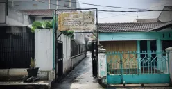 Akses masuk SDN 117 Batununggal yang terlihat sepi usai hujan menyisakan genangan air di area jalan masuk, Kecamatan Batununggal, Kota Bandung. (4/12/2025) (Sumber: Raveyfa Shinta | Foto: Raveyfa Shinta)