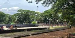 Track lari Saparua yang tampak teduh dari samping namun area sekitarnya masih perlu perbaikan dan penataan. Jumat siang, 28 November 2025. (Sumber: Dokumentasi penulis | Foto: Najmi Zahra A)