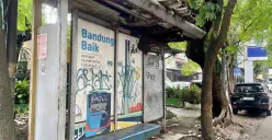 Prasarana halte di daerah Mohamad Toha yang terlihat banyak coretan dan kerusakan tak terurus menyebabkan ketidaknyamanan bagi penumpang, pada 30 November 2025. (Sumber: Dokumentasi Penulis | Foto: Nufairi Shabrina)