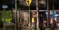 Kondisi trotoar di Bandung menjadi tidak layak digunakan oleh pejalan kaki pada pukul 19.28 hari Selasa (2/12/2025) (Foto: Riri Pamungkas)