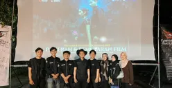 Foto bersama Gumilar Sayidul Akbar (Pendiri KFBT) dan komunitas Free Film Production (Sumber: Free Film Production | Foto: Free Film Production)