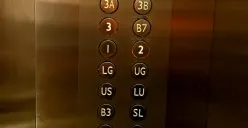 Sebelum terjadi gempa, kenali kegunaan nomor dan tanda-tanda yang ada dalam panel di dinding litf. (Sumber: Dokumentasi Penulis | Foto: T Bachtiar)