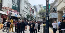 Pengunjung Jalan Braga menikmati suasana jalan yang terbebas dari kendaraan, Sabtu (6/7). (Sumber: ayobandung.id | Foto: Toni Hermawan)