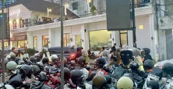 Parkir liar yang tidak dibatasi menimbulkan kemacetan di Jln. Braga, Kec. Sumur Bandung, Kota Bandung, Minggu (5/12/2025) (Foto: Zivaluna Wicaksono)