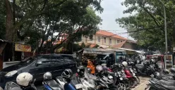 Area parkir di salah satu kawasan kuliner Bandung yang sedang dipadati oleh beberapa kendaraan, terutama pada jam makan siang (4/12/2025). (Sumber: Keira Khalila K | Foto: Keira Khalila K)