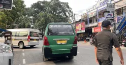 Angkot Kota Bandung yang mulai sepi peminat di Dipatiukur, (7/12/2025). (Foto: Andrea Keira)