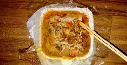 Seporsi lumpia basah katadji dengan bumbu dan topping yang melimpah. (Sumber: Dokumentasi Penulis | Foto: Tantia Nurwina)
