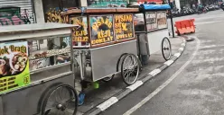 Trotoar di Jalan Braga yang dipenuhi PKL. (Foto: Author)