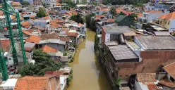 Suasana permukiman padat penduduk di pinggir Sungai Cikapundung, Tamansari, Kota Bandung. (Sumber: Ayobandung | Foto: Irfan Al Faritsi)
