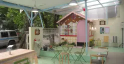 Suasana Seboeah Tjinta Cafe yang identik dengan gaya coquette yang manis. (Foto: Nabella Putri Sanrissa)