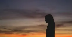 Perempuan seringkali dituntut untuk mengambil keputusan berdasarkan pada tekanan sosial yang ada di masyarakat. (Sumber: Unsplash | Foto: Alex Jones)