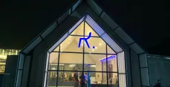 Di balik cahaya biru yang sederhana, Relatif selalu punya cara buat bikin malam terasa lebih nyaman. (Sumber: Dokumentasi Penulis)