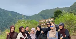 Para anak muda yang gemar mendaki gunung di Bandung. (Sumber: Dok. pribadi | Foto: Mila Aulia)