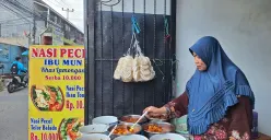 Bu Mun tengah menyiapkan menu nasi pecel dengan penuh cinta. (Sumber: Dokumen Pribadi | Foto: Annisa Fitri Ramadhani)