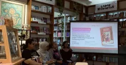 Suasan diskusi buku “Pembangunan Untuk Siapa: Kisah Perempuan di Kampung Kami” Minggu (14/12) di perpustaakan Bunga di Tembok, Bandung. (Sumber: ayobandung.id | Foto: Halwa Raudhatul)