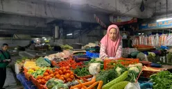 Punya beban ganda, perempuan pekerja menjadi pahlawan ekonomi sekaligus pengelola rumah tangga. (Sumber: ayobandung.id | Foto: Halwa Raudhatul)