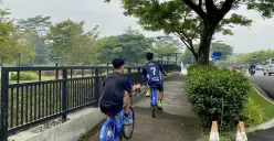 Warga yang sedang bersepeda santai di kawasan Bandung Timur sebagai cara sederhana melepas penat dan menjaga kebugaran. (Foto: Zahwa Rizkiana)