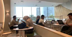 Coffee shop menjadi tempat favorit bagi para mahasiswa menjelang Ujian Akhir Semester (UAS) yang banyak tugas.