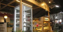 Salah satu tempat dessert di Pasar Cihapit, yang menjadi tujuan berburu makanan manis bagi pengunjung. (Dokumentasi Penulis)