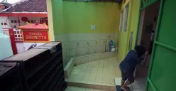 Seorang warga saat akan menjalankan ibadah salat di Masjid Al Amanah, Gang Ruhana, Jalan Lengkong Kecil, Bandung. (Sumber: AyoBandung.com | Foto: Ramdhani)