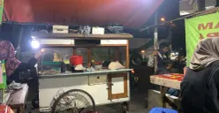 Dengan harga Rp20.000, pembeli sudah mendapatkan satu porsi berisi 10 tusuk sate lengkap dengan nasi. (Sumber: Dokumentasi Penulis)