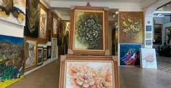 Puluhan lukisan yang dipamerkan dan untuk dijual di Rumah Seni Ropih di Jalan Braga, Kota Bandung. (Sumber: ayobandung.id | Foto: Toni Hermawan)