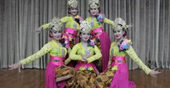 Gambar 1.2 Lima penari Jaipong, termasuk Yosi Anisa Basnurullah, menampilkan formasi tari dengan busana tradisional Sunda berwarna cerah dalam pertunjukan budaya di Bandung, (08/11/2025). (Sumber: Dokumentasi Penulis | Foto: Satria)