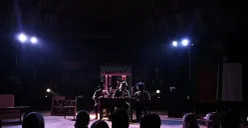 Sejumlah pemain Teater Pena mebawakan adegan dibawah lampu sorot, disaksikan para penonton di Bale Teras Sunda, Senin (7/12/2025). (Sumber: Dokumen Pribadi | Foto: Saskia Alifa Nadhira)