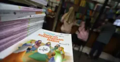 Tahun 2002, Palasari bukan sekadar pasar buku. Ia adalah universitas paralel bagi mahasiswa UIN Bandung. (Sumber: ayobandung.com | Foto: Irfan Al-Faritsi)