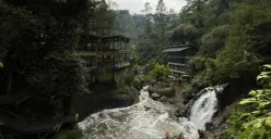 Air terjun yang langsung terlihat dari kafe. (Sumber: Dokumentasi Pribadi)