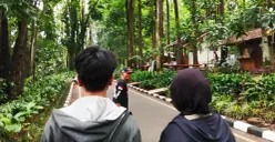 Kabupaten Bandung, Sabtu (25/10/2025).Pengunjung sedang berjalan menyusuri jalur utama menuju kawasan wisata Tebing Keraton di Kecamatan Cimenyan. (Sumber: Dokumentasi Penulis | Foto: Muhammad Naufal)