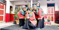 Dini Andriani, kedua dari kanan. (Sumber: ayobandung.id | Foto: Toni Hermawan)