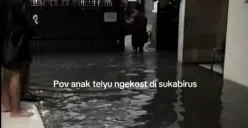 Banjir Datang, Mahasiswa Tetap Mengejar Tugas