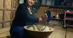 Gambaran seorang perempuan sedang ngakeul nasi di dalam dulang. (Sumber: Dokumentasi Penulis | Foto: T Bachtiar)