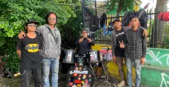 Penyanyi jalanan di perempatan Jalan Pahlawan, Kota Bandung. (Sumber: ayobandung.id | Foto: Halwa Raudhatul)