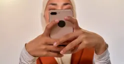 Dalam beberapa tahun ini, mengakses media sosial menjadi ritual yang seolah tanpa batas. (Sumber: Pexels | Foto: Ron Lach)