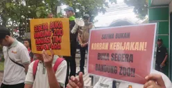 Karyawan Bandung Zoo menggelar aksi di depan gedung BBKSDA Jawa Barat, Kamis, 18 Desember 2025. (Sumber: Ayobandung | Foto: Gilang Fathu Romadhan)