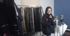 Staf NVSR sedang melakukan Live Streaming produk di platform digital. (Foto: Rizma Riyandi)
