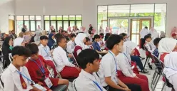 Sejumlah siswa baru mengikuti kegiatan Masa Pengenalan Lingkungan Sekolah (MPLS) di Kota Bandung. (Sumber: Ayobandung.id | Foto: Gilang Fathu Romadhan)