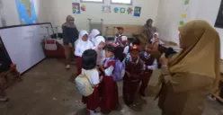 Siswa SDN I Babakan Talang mengawali tahun ajaran baru di bangunan darurat. (Sumber: ayobandung.id | Foto: Restu Nugraha)