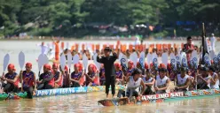 Tarian Anak Koci dalam pacu jalur bukan sekadar pertunjukan visual. Ia adalah ritual penuh makna. (Sumber: mediacenter.riau.go.id)