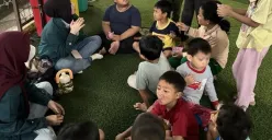 Sekelompok mahasiswa ITB menggelar kegiatan edukatif dan partisipatif di Taman Cascade, Jalan Kebon Bibit, Kota Bandung. (Sumber: Dokumentasi Penulis)